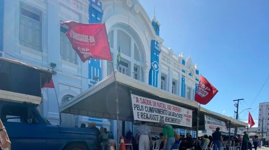 Chegando na prefeitura, os trabalhadores irão comunicar de maneira oficial o início da paralisação aos gestores e à população - Reprodução/Sindsaúde