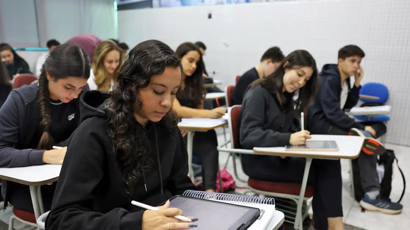 Após uma queda relativamente alta nos anos de pandemia de covid-19, o Enem voltou a atrair mais participantes - José Cruz / Agência Brasil