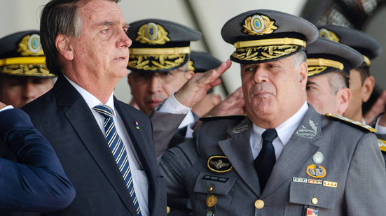 Ex-presidente Jair Bolsonaro e o general Freire Gomes - TÉRCIO TEIXEIRA/AFP