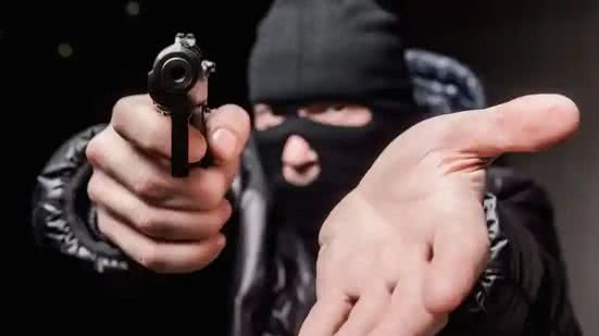 A mulher foi socorrida e está internada em estado estável após ser atingida por um tiro durante o assalto. - Divulgação