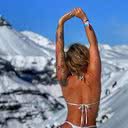 A influencer Laura Keller se destaca nas redes sociais ao mostrar sua confiança e beleza em um cenário inusitado de neve. - Divulgação