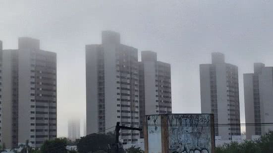 Embora a névoa deva se dissipar ao longo do dia, o fenômeno gerou grande curiosidade entre os habitantes da região. - Divulgação