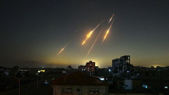 A crise militar se intensifica com ataques diretos, enquanto o Papa pede que todos os países apoiem a causa da paz e evitem ameaças à existência do outro. - Reprodução/Vatican Media