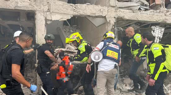 Ofensiva iraniana causa destruição em Tel Aviv, com feridos e danos significativos em várias cidades. - Reprodução