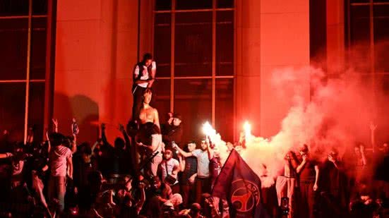 Imagem Caos e tragédia marcam festa por título do PSG: 3 mortos e mais de 500 presos