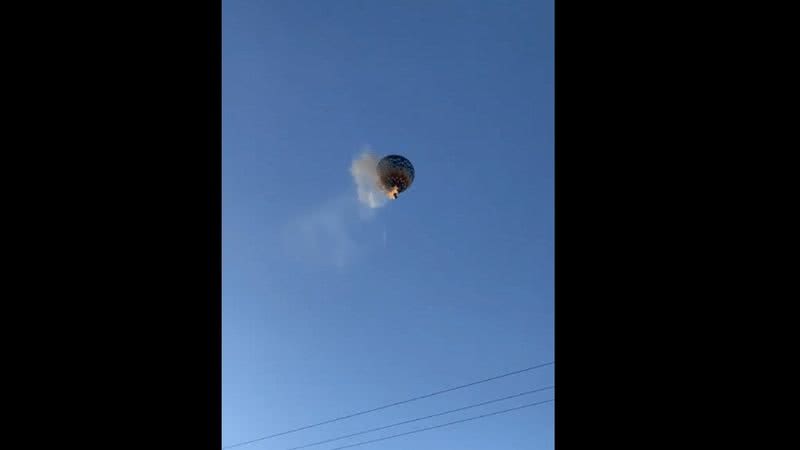 Imagens mostram o balão em chamas antes da queda, que ocorreu sobre um posto de saúde, gerando grande comoção na cidade - Reprodução