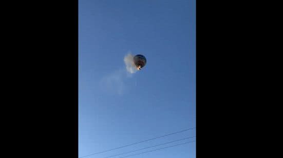 Imagens mostram o balão em chamas antes da queda, que ocorreu sobre um posto de saúde, gerando grande comoção na cidade - Reprodução