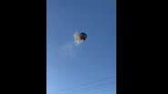 Imagens mostram o balão em chamas antes da queda, que ocorreu sobre um posto de saúde, gerando grande comoção na cidade - Reprodução