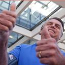 Bolsonaro, que passou por cirurgia em abril, enfrenta novos desafios de saúde, mas médicos garantem que não há relação direta com a operação - Reprodução