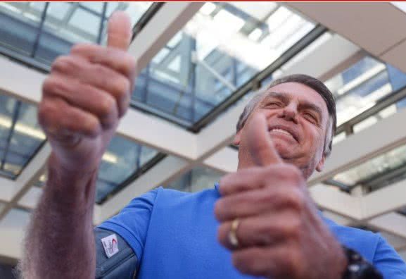 Bolsonaro, que passou por cirurgia em abril, enfrenta novos desafios de saúde, mas médicos garantem que não há relação direta com a operação - Reprodução