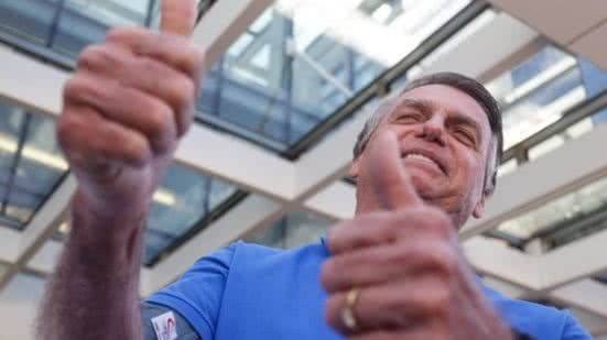 Bolsonaro, que passou por cirurgia em abril, enfrenta novos desafios de saúde, mas médicos garantem que não há relação direta com a operação - Reprodução
