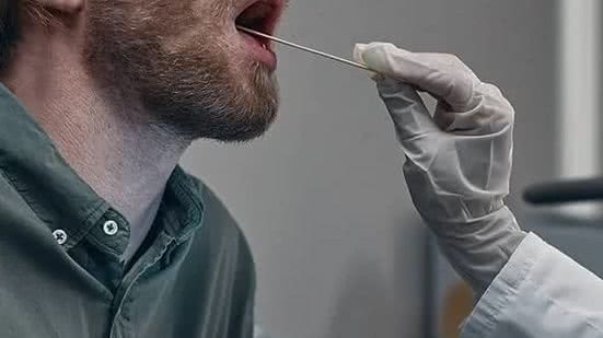 Pesquisadores britânicos desenvolvem método que analisa DNA em amostras de saliva, superando limitações do teste de PSA - Reprodução