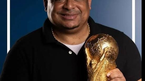 Vampeta, conhecido por sua carreira no futebol, agora enfrenta desafios fora dos campos, incluindo questões legais com o INSS - Reprodução