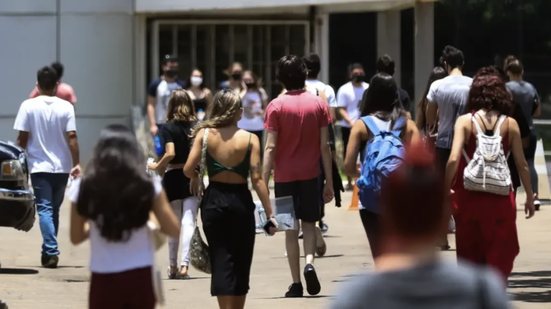 O financiamento estudantil enfrenta desafios críticos, com a maioria dos alunos não conseguindo quitar suas dívidas, afetando o Tesouro Nacional - Reprodução