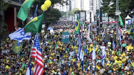 O evento ocorreu na Avenida Paulista, com forte esquema de segurança e sem registros de confrontos, liberando a via no início da noite - Reprodução
