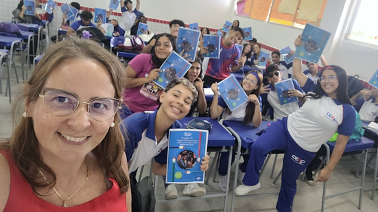 Professora Alice Dantas de Medeiros e seus alunos no Centro Estadual de Educação Profissional Professora Djanira Brasilino de Souza, na Zona Norte de Natal - Foto: arquivo pessoal