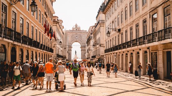 A taxa de rejeição de pedidos de residência em Portugal revela um aumento significativo, afetando milhares de imigrantes. - Divulgação