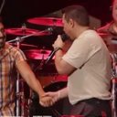 [VÍDEO] Tirullipa cai em pegadinha do cantor Xandy no São João de Natal - Reprodução