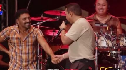 [VÍDEO] Tirullipa cai em pegadinha do cantor Xandy no São João de Natal - Reprodução