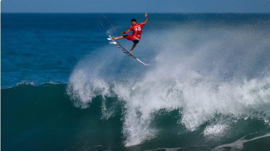 Ítalo brilha no Mundial de Surfe e garante vaga com aéreo espetacular no RJ - Reprodução