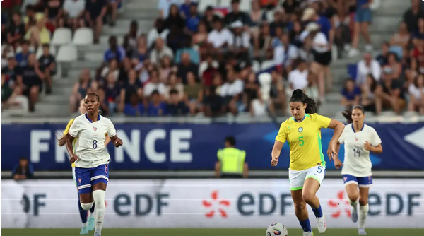 Brasil vacila, perde vantagem e cai diante da França antes da Copa América - Reprodução