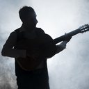 O cantor de forró Gisley Ribeiro faleceu após se sentir mal em uma apresentação - Reprodução/Freepik
