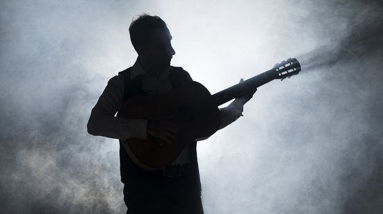 O cantor de forró Gisley Ribeiro faleceu após se sentir mal em uma apresentação - Reprodução/Freepik