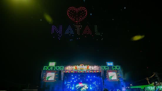 Chuva não impede a festa que reuniu mais de 100 mil pessoas na Arena das Dunas, destacando Alok e Flávio José. - Rogério Vital