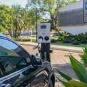 Recomendações incluem proibição de recarga em garagens internas e instalação de estações em áreas externas para garantir a segurança. - Reprodução