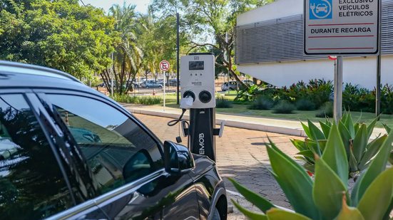 Recomendações incluem proibição de recarga em garagens internas e instalação de estações em áreas externas para garantir a segurança. - Reprodução