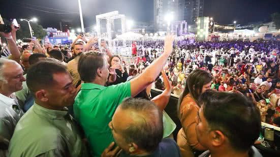 O ex-presidente Jair Bolsonaro foi recebido com entusiasmo no evento Mossoró Cidade Junina, onde interagiu com seus apoiadores. - Divulgação