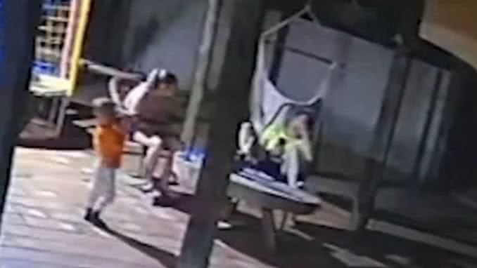 O menino manuseava uma pistola 9mm do pai quando acidentalmente disparou, atingindo a mãe no braço e no tórax. - Reprodução