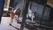 O menino manuseava uma pistola 9mm do pai quando acidentalmente disparou, atingindo a mãe no braço e no tórax. - Reprodução
