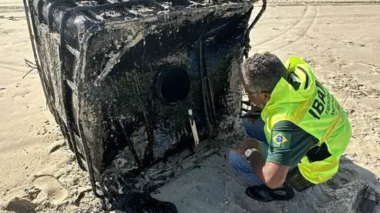 Técnicos do IBAMA registram resíduos sólidos contaminados, aumentando o risco para a fauna local e o ecossistema marinho. - Divulgação/IBAMA
