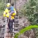 A operação de resgate foi realizada com segurança, utilizando equipamentos adequados e sem feridos entre os resgatados. - Reprodução/Instagram