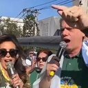 Durante o evento, Tarcísio cantou e posou com a bandeira de Israel, reforçando sua imagem entre os fiéis e autoridades presentes. - Divulgação