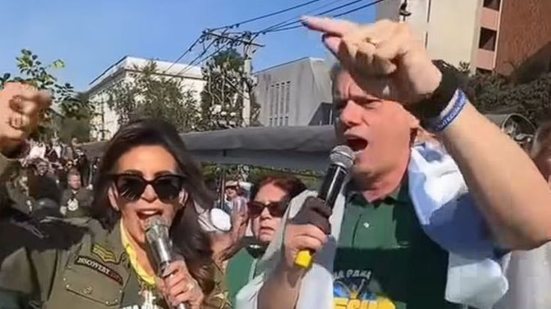 Durante o evento, Tarcísio cantou e posou com a bandeira de Israel, reforçando sua imagem entre os fiéis e autoridades presentes. - Divulgação