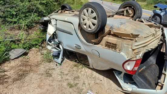 A PRF investiga o acidente, que envolveu uma família de sete pessoas e um casal de amigos em motocicleta. - Divulgação