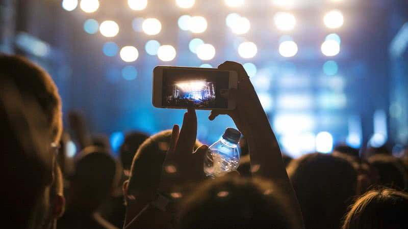 Artistas como Gustavo Mioto e Simone Mendes se apresentam no evento - Reprodução/Freepik