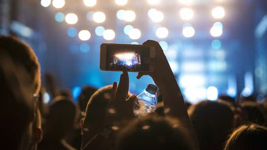 Artistas como Gustavo Mioto e Simone Mendes se apresentam no evento - Reprodução/Freepik