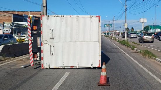 [VÍDEO] Caminhão tomba e trecho da BR\u002D406 é interditado em Natal