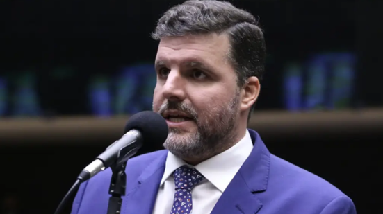 Com queda nos investimentos e subvenções reduzidas, o deputado alerta sobre os riscos financeiros - Foto: Kayo Magalhães/Câmara dos Deputados/Divulgação