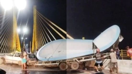 Um carro transportando uma piscina perdeu o controle e colidiu na Ponte Newton Navarro, bloqueando a via - Divulgação