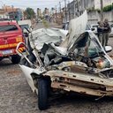 O ônibus estava vazio e reduziu a velocidade ao passar por um quebra-molas quando foi atingido na traseira por um carro descontrolado. - Divulgação