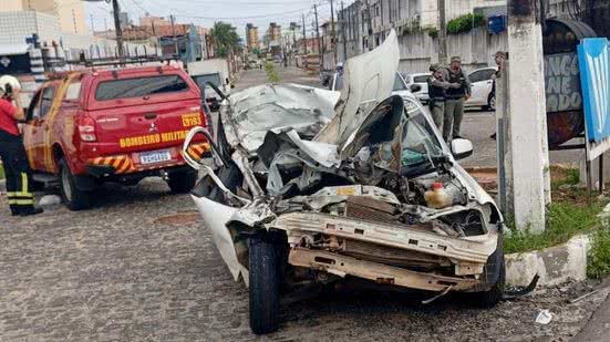 O ônibus estava vazio e reduziu a velocidade ao passar por um quebra-molas quando foi atingido na traseira por um carro descontrolado. - Divulgação