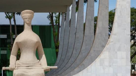Os penduricalhos de juízes superam gastos com benefícios como Auxílio-Gás e seguro-defeso, levantando questões sobre prioridades. - Divulgação