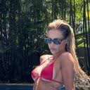 As reações à barriga negativa de Yasmin Brunet incluem elogios e críticas, com internautas divididos sobre a estética da influencer. - Divulgação