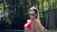 As reações à barriga negativa de Yasmin Brunet incluem elogios e críticas, com internautas divididos sobre a estética da influencer. - Divulgação