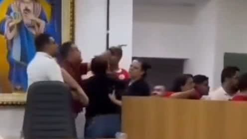 O debate do PT em Olinda foi marcado por bate-bocas e acusações, culminando em uma briga entre militantes. - Divulgação