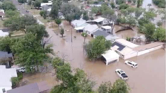 O governador do Texas promete esforços contínuos para encontrar as vítimas desaparecidas após a tragédia no acampamento. - Divulgação